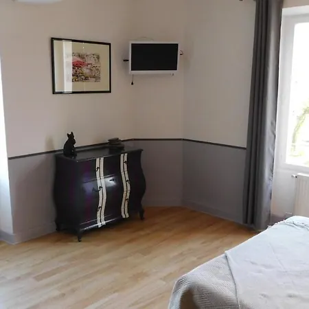 Relais De La Tour לינה וארוחת בוקר 3*